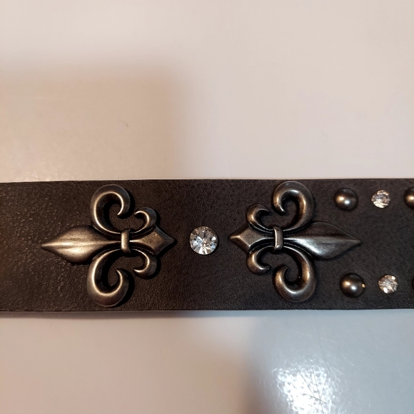 BKE Leather Fleur De Lis Belt - Picture 5 of 7